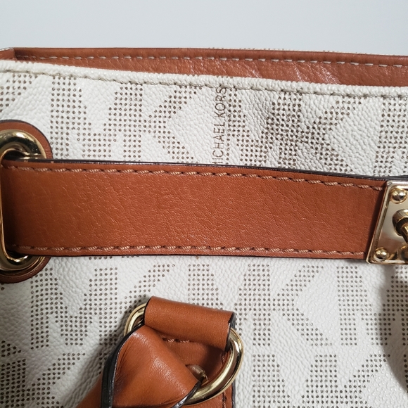 Michael Kors Medium Hamilton Bag - Picture 5 of 16